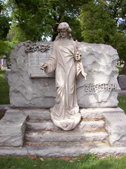 Monument featuring a 'Littering Lady'